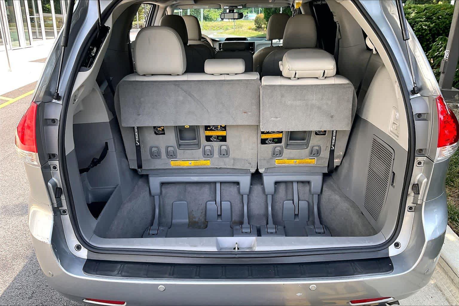 Used 2014 Toyota Sienna XLE w/ Entertainment Package FWD image 36