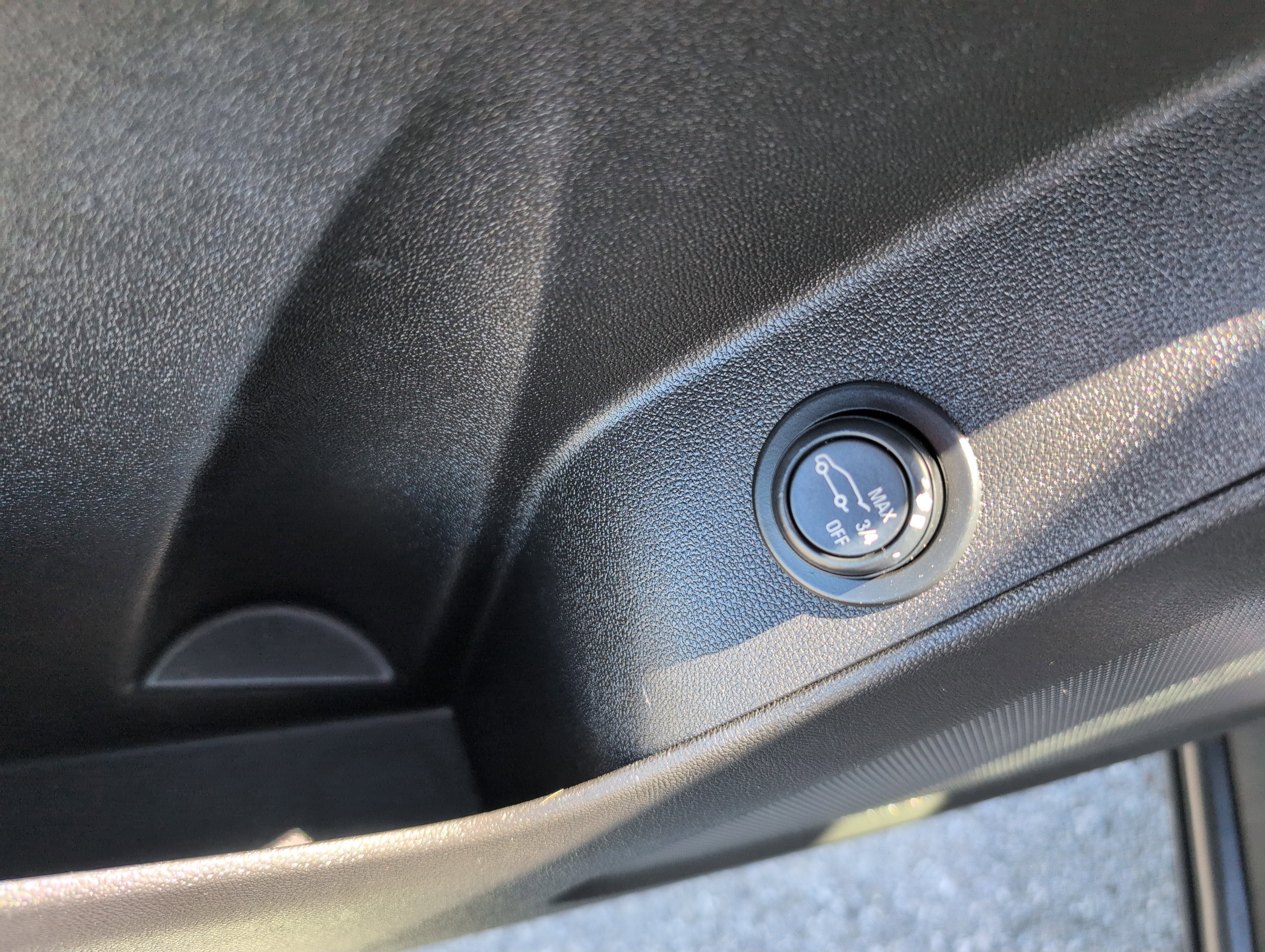 Used 2018 Chevrolet Equinox LT FWD image 16