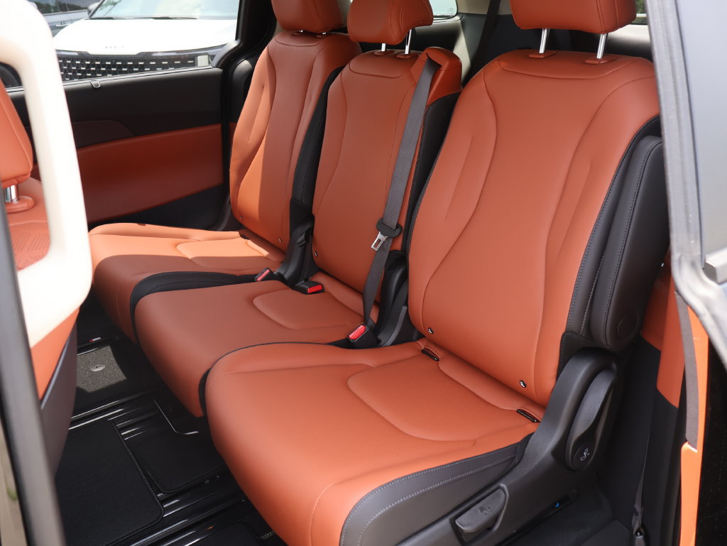 New 2026 Kia Carnival EX FWD image 11