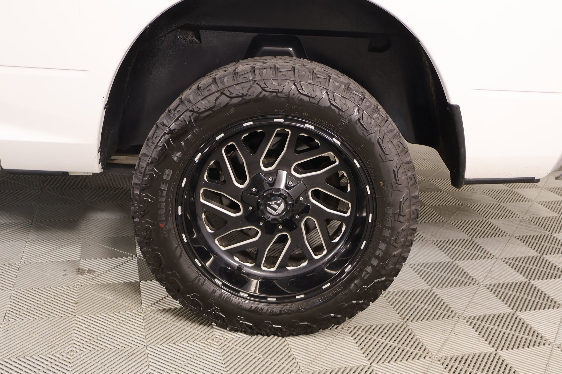 Used 2019 RAM 1500 Classic SLT w/ Luxury Group AWD/4WD image 17