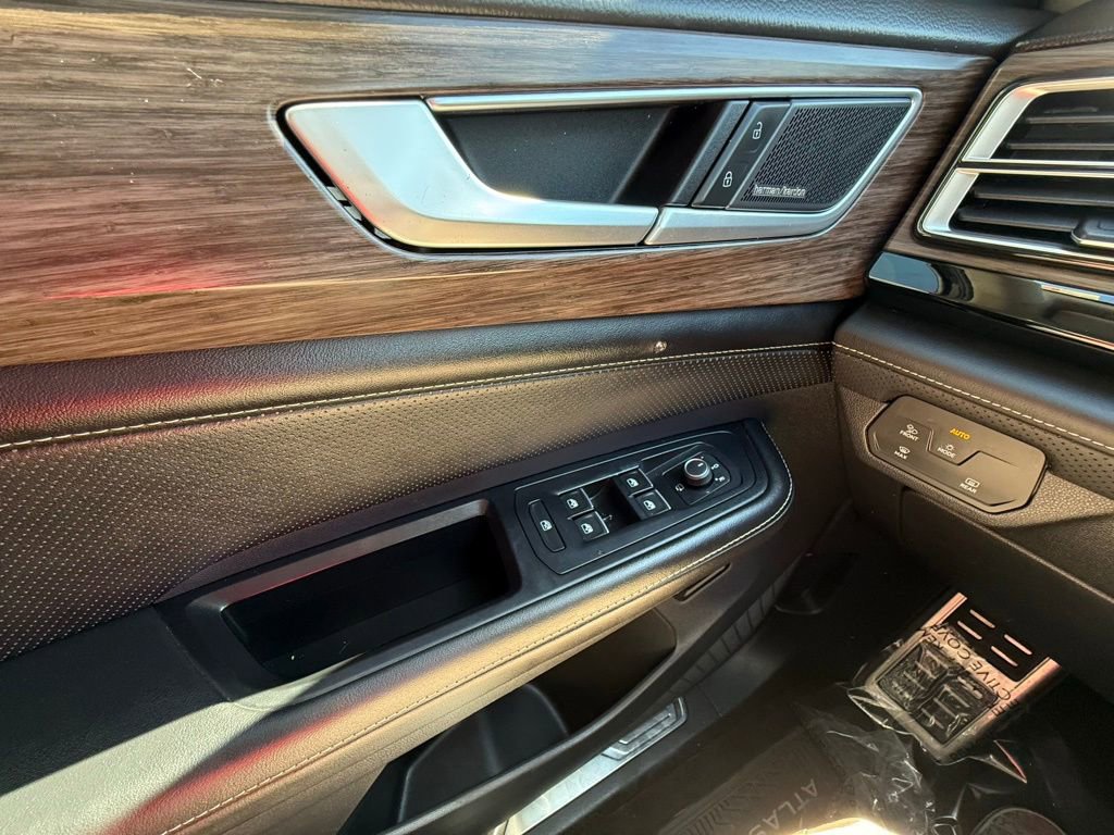 Used 2024 Volkswagen Atlas SEL Premium R-Line image 16