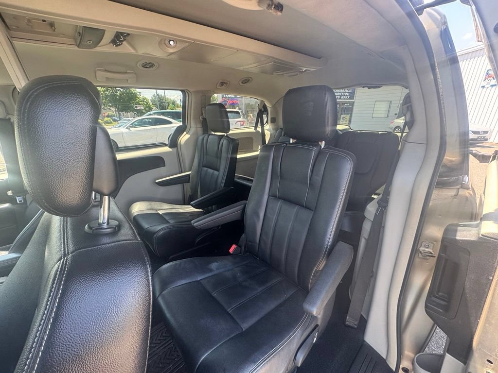 Used 2014 Chrysler Town & Country Touring FWD image 30