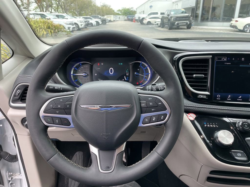 Used 2024 Chrysler Pacifica Select image 10