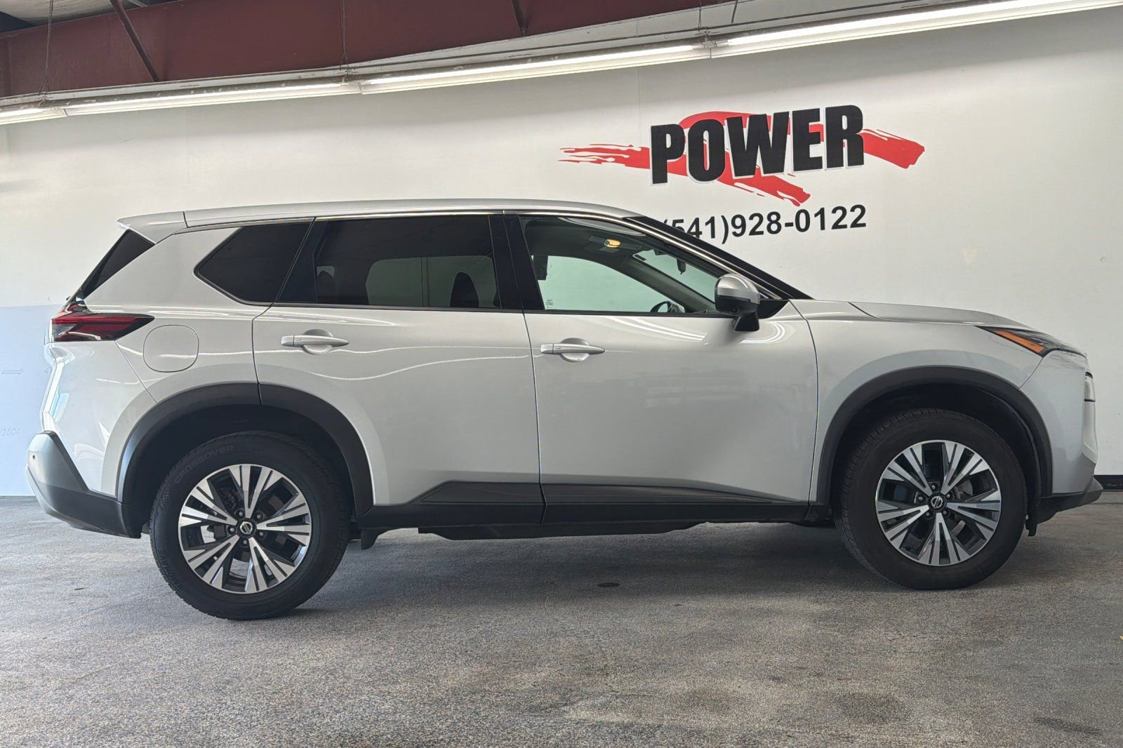 Used 2021 Nissan Rogue SV image 2