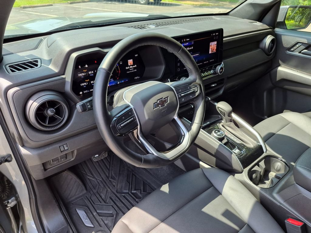 Used 2025 Chevrolet Colorado Trail Boss AWD/4WD image 31