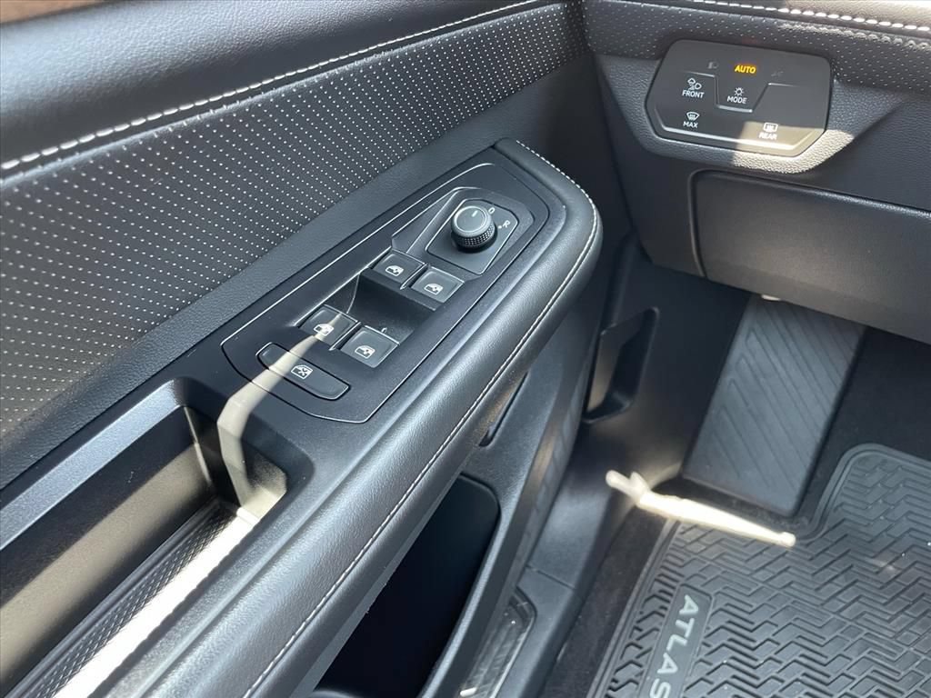 Used 2024 Volkswagen Atlas SE FWD image 16