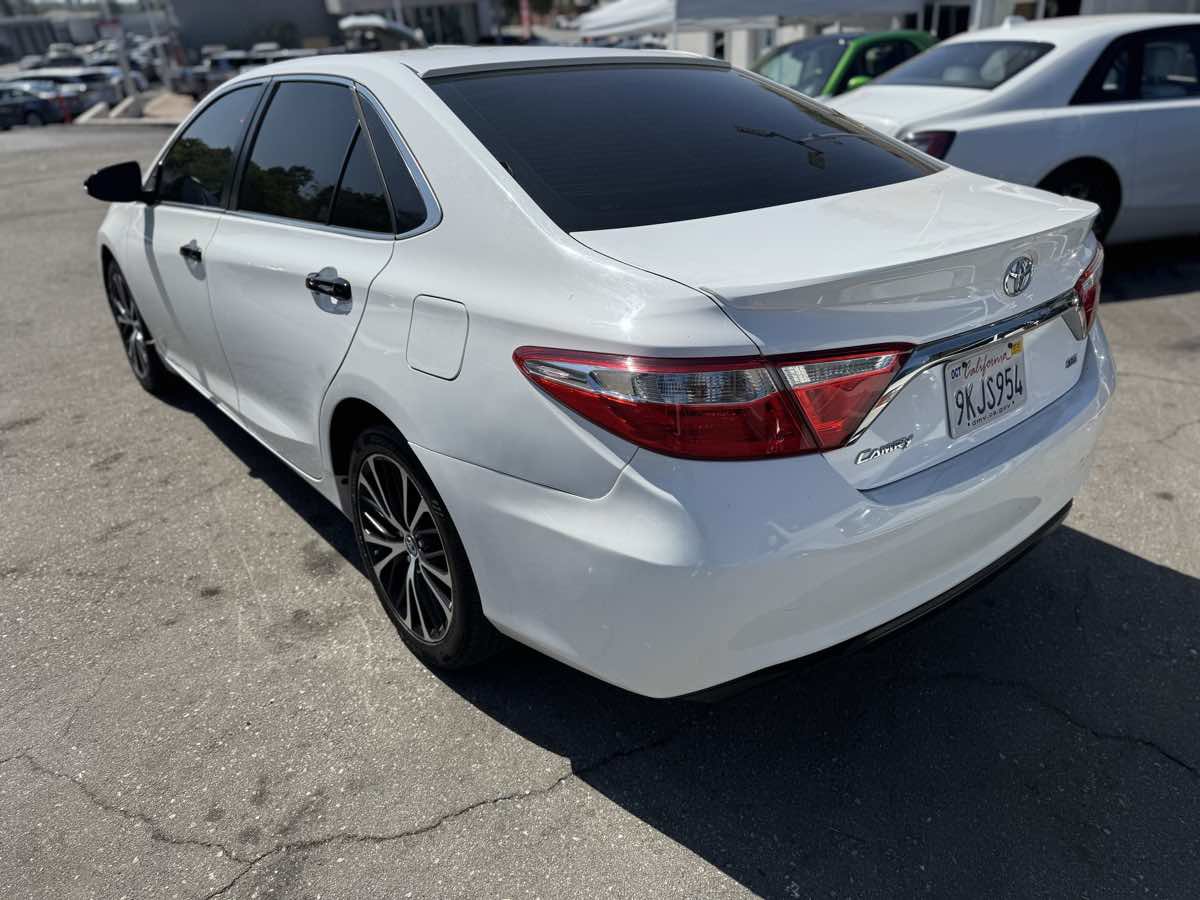 Used 2016 Toyota Camry SE image 4
