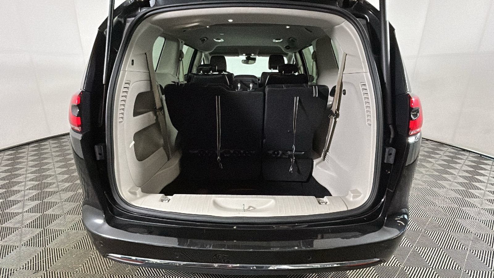 Used 2024 Chrysler Pacifica Touring-L FWD image 31