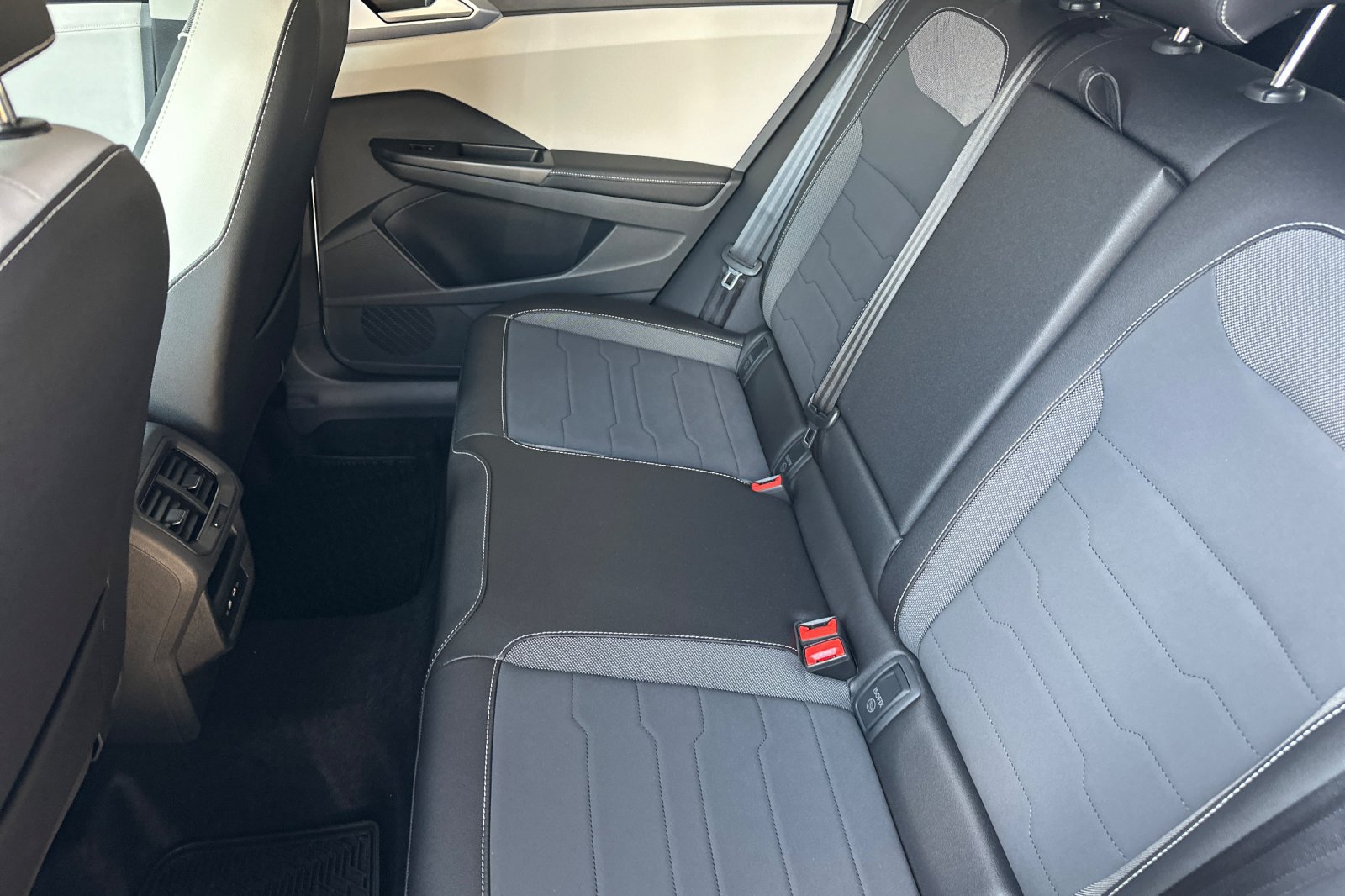 New 2027 Volkswagen Taos SE FWD image 10