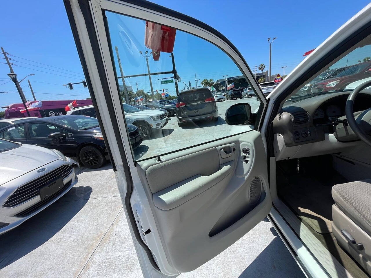 Used 2005 Chrysler Town & Country LX w/ Popular Equipment Group II FWD image 9