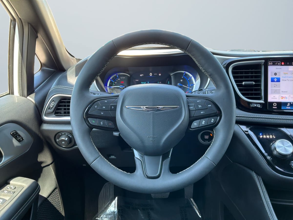 Used 2025 Chrysler Pacifica Premium FWD image 11