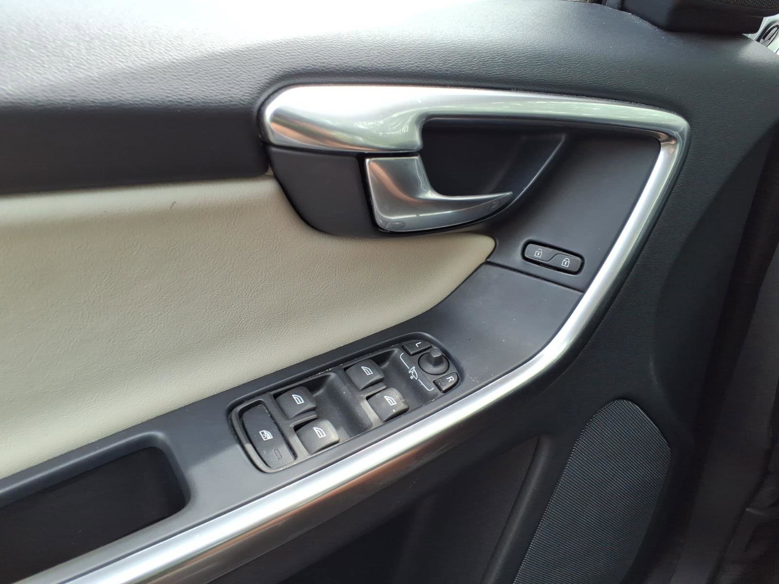 Used 2017 Volvo XC60 T6 Dynamic w/ Preferred Option Package image 25