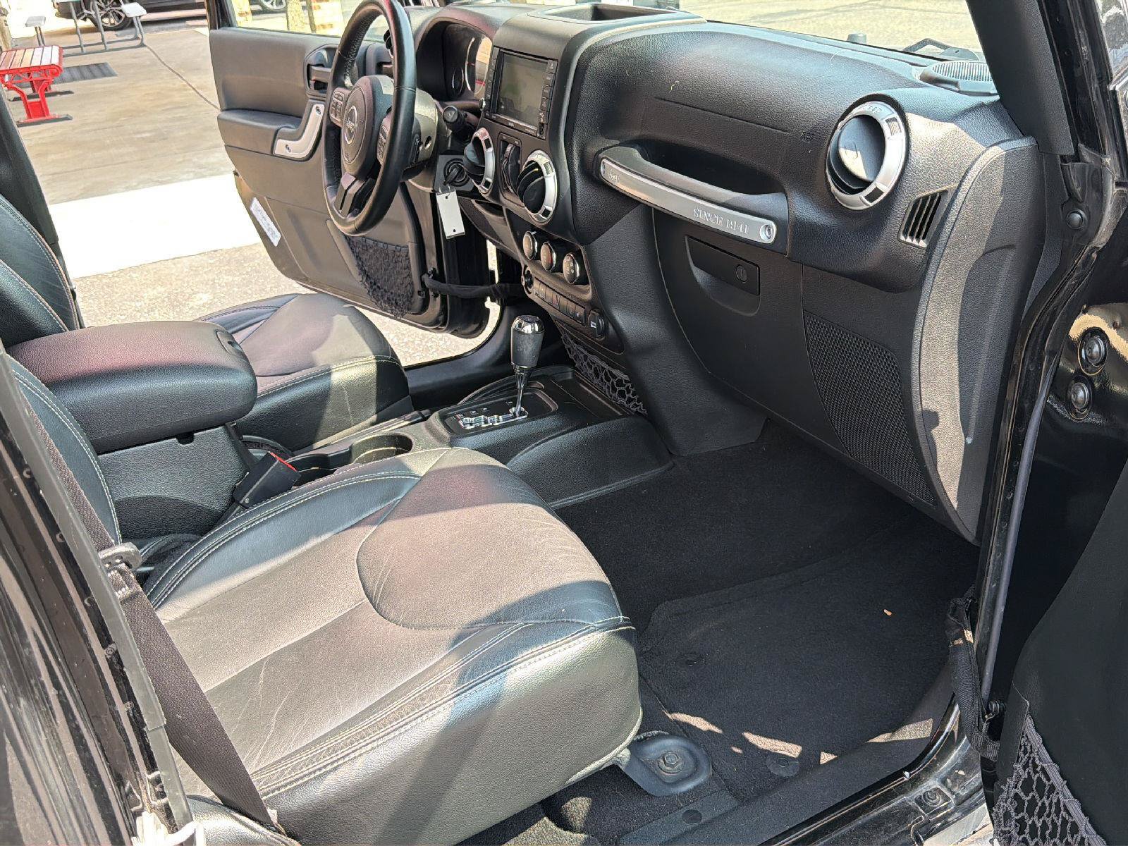 Used 2018 Jeep Wrangler Unlimited Sahara w/ Connectivity Group AWD/4WD image 21