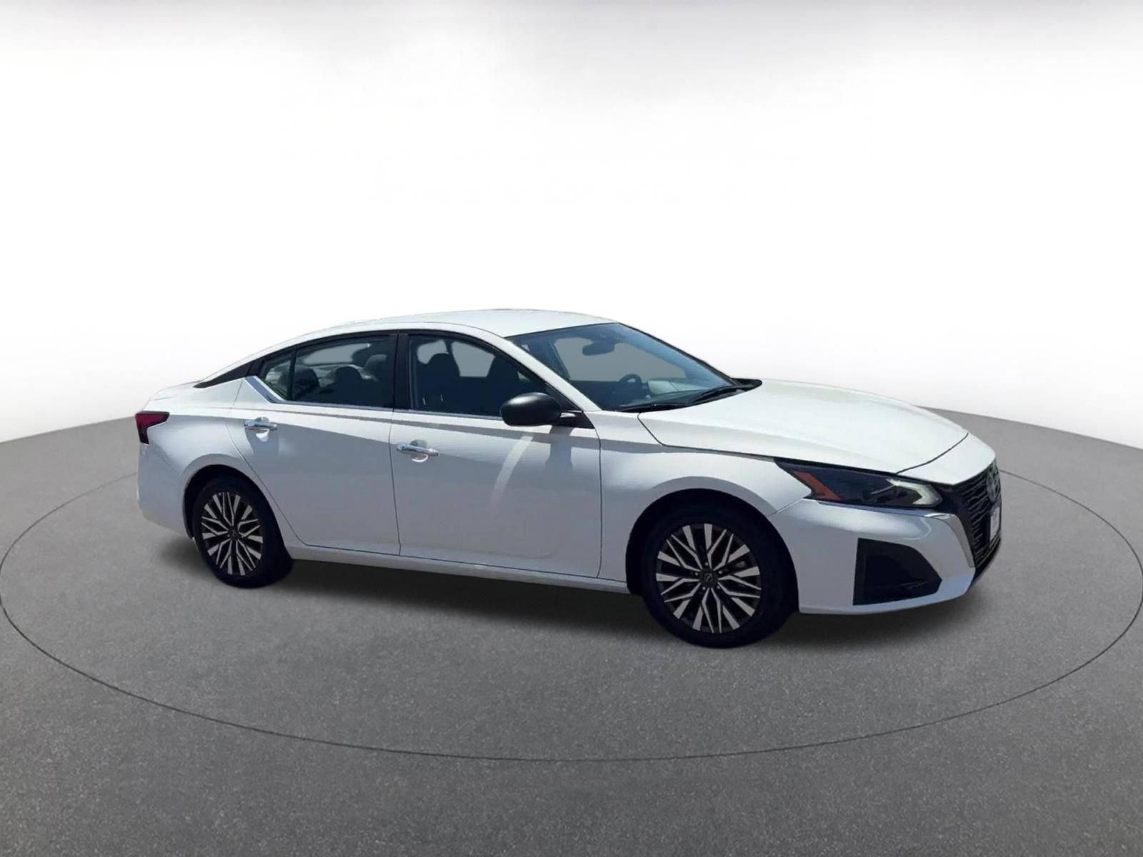 Used 2025 Nissan Altima 2.5 SV FWD image 2