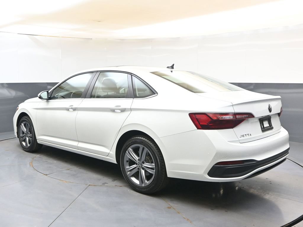 Used 2023 Volkswagen Jetta SE w/ Panoramic Sunroof Package FWD image 3