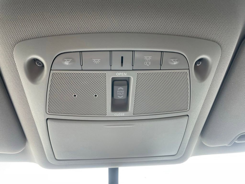 Used 2018 Nissan Rogue SV AWD/4WD image 18