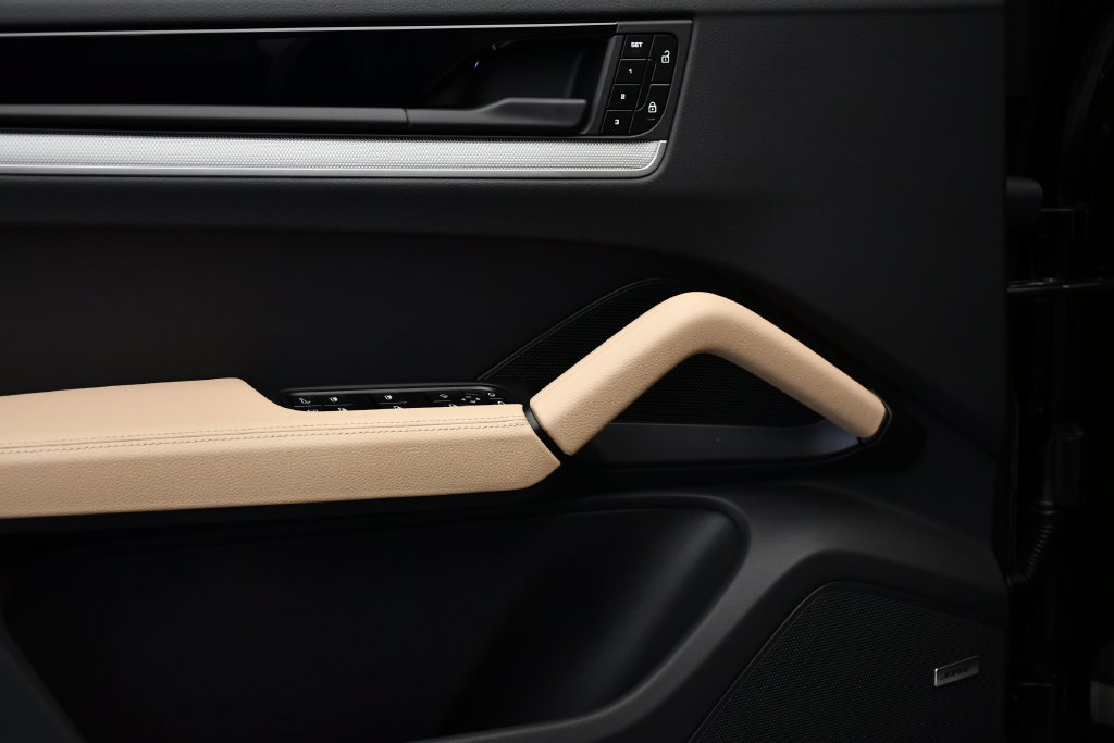 Certified 2025 Porsche Cayenne E-Hybrid Coupe AWD/4WD image 37