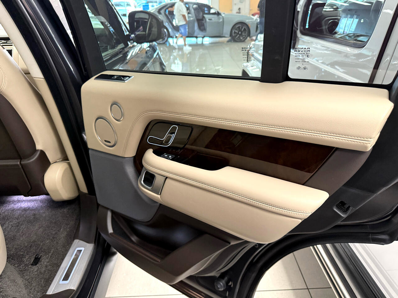 Used 2020 Land Rover Range Rover HSE image 22