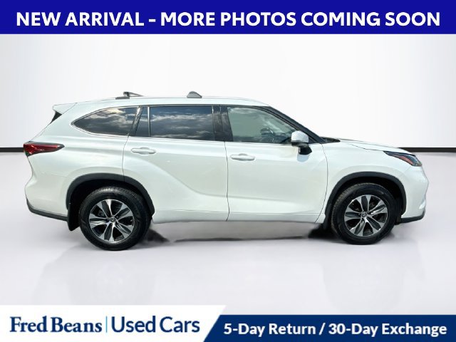 Used 2022 Toyota Highlander XLE AWD/4WD image 11