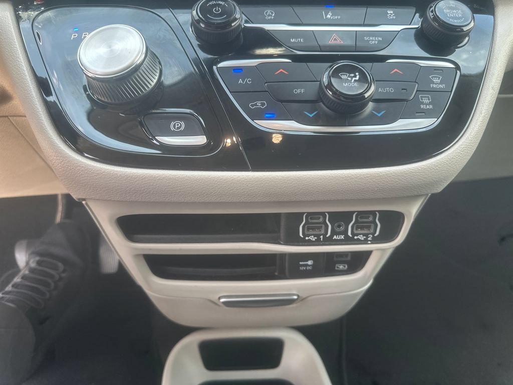 Used 2022 Chrysler Pacifica Touring-L FWD image 15