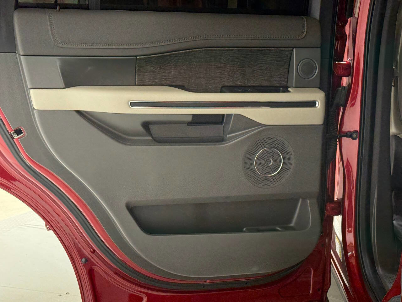 Used 2019 Ford Expedition Limited w/ Driver Assistance Package RWD image 21