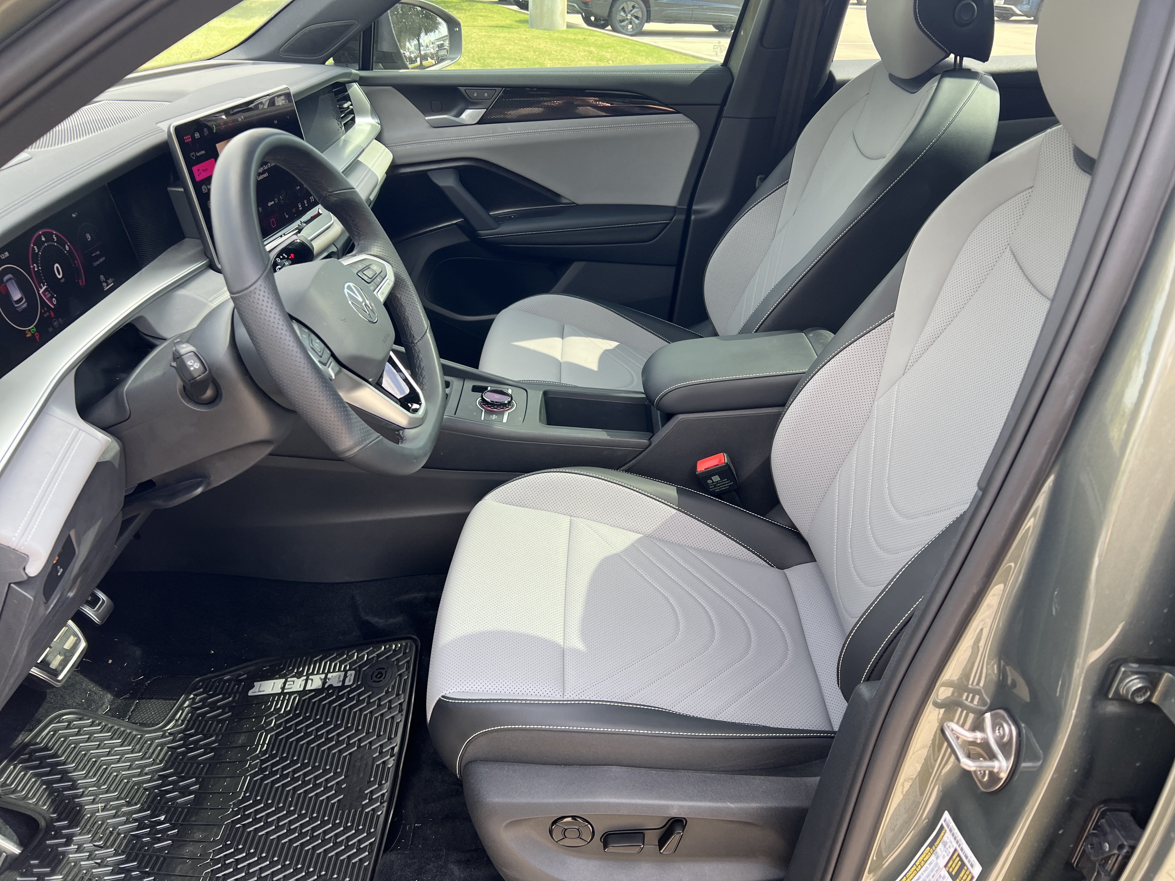 Certified 2026 Volkswagen Tiguan SE R-Line FWD image 13