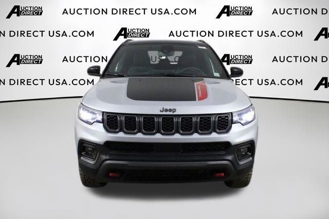 Used 2024 Jeep Compass Trailhawk AWD/4WD image 3