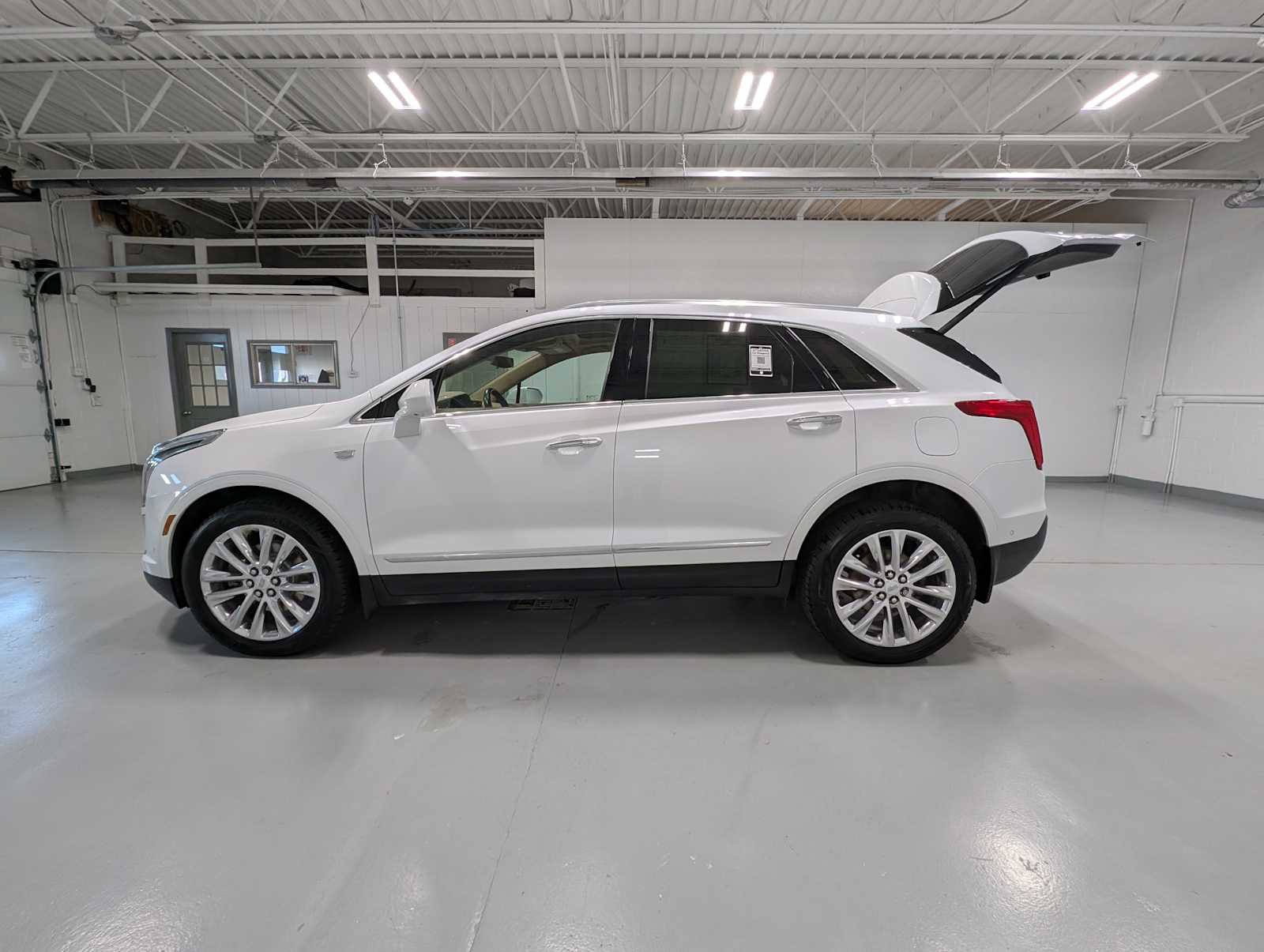 Used 2018 Cadillac XT5 Platinum w/ Driver Assist Package AWD/4WD image 12