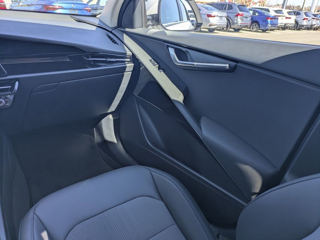 Used 2025 Kia Niro EX Touring image 17