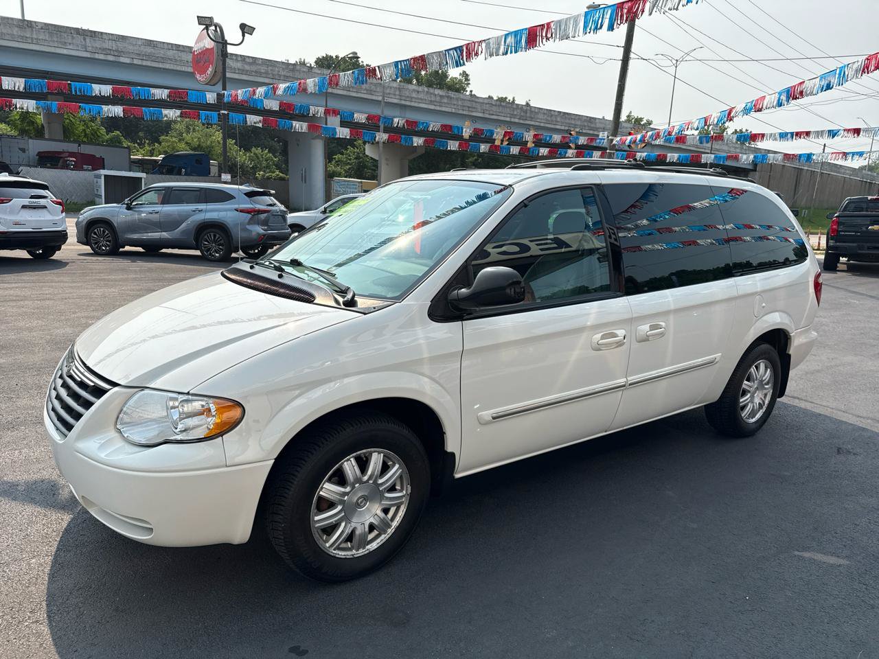 Used 2005 Chrysler Town & Country Touring FWD image 8