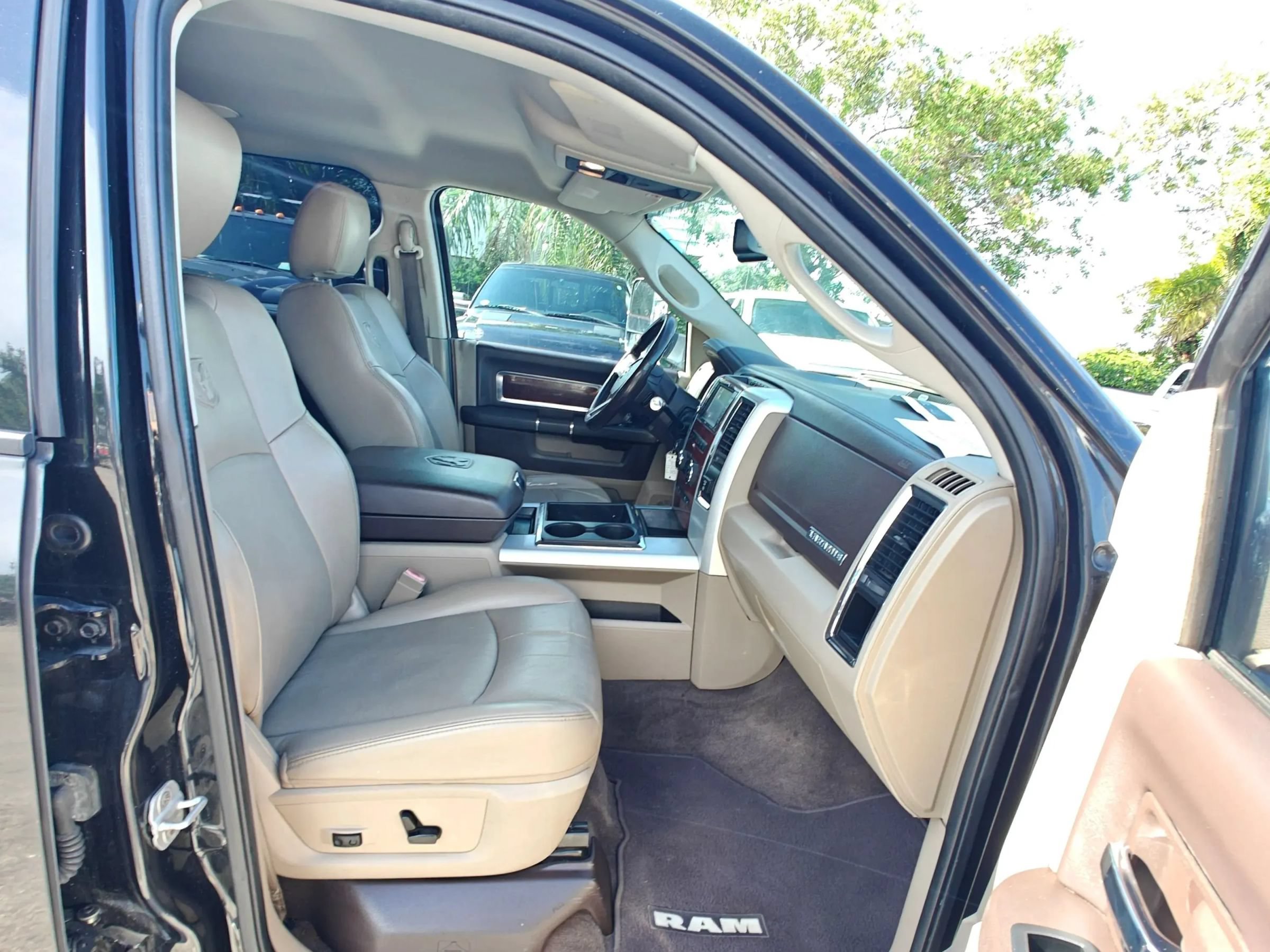 Used 2011 RAM 2500 Laramie RWD image 15
