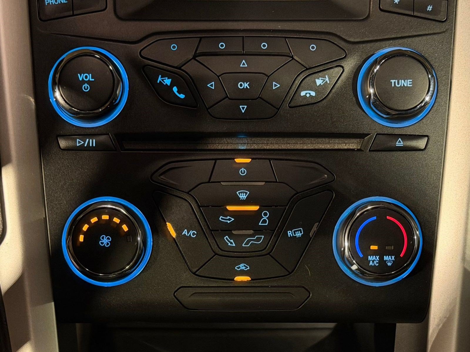 Used 2015 Ford Fusion SE FWD image 19