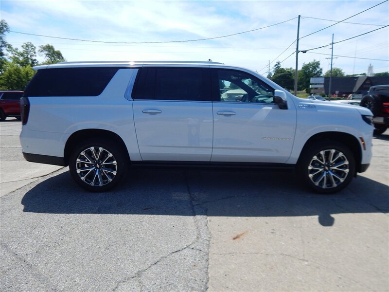 Used 2026 Chevrolet Suburban High Country AWD/4WD image 7