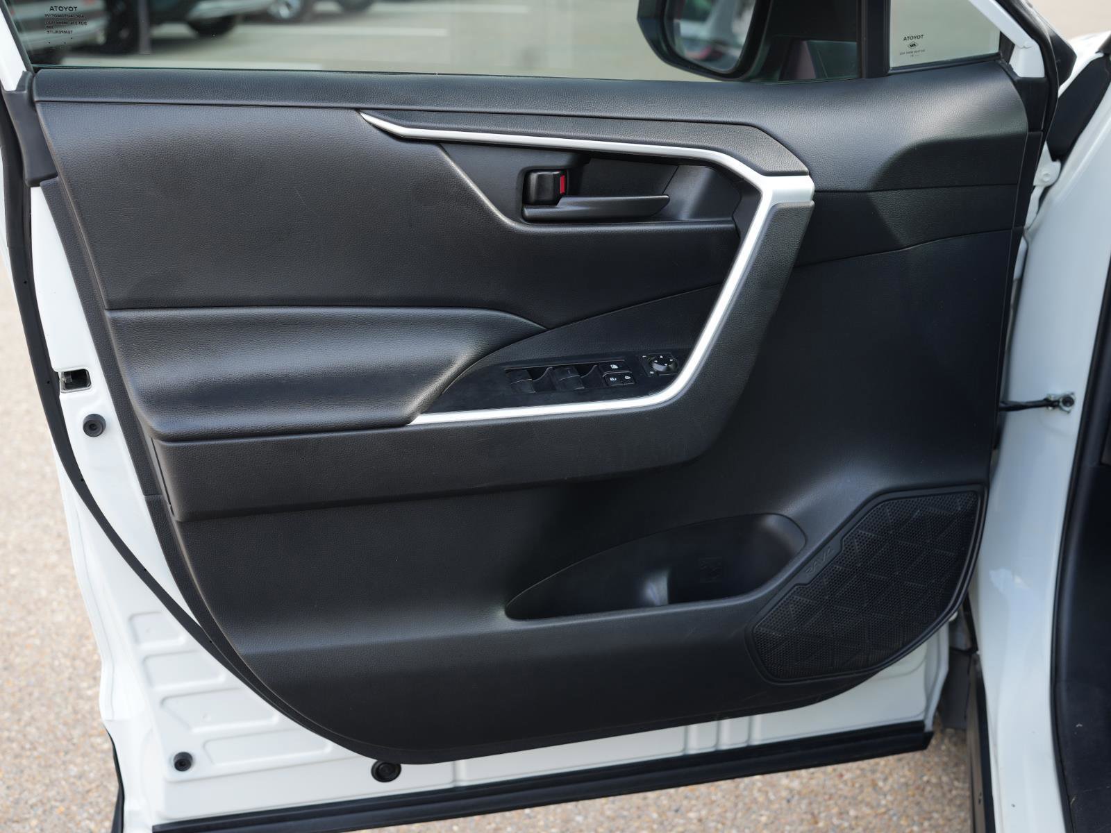 Used 2021 Toyota RAV4 LE image 13