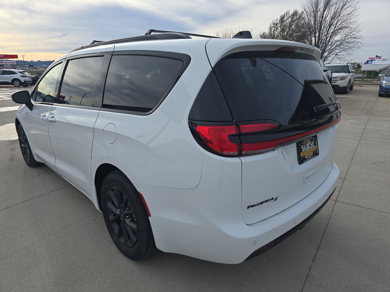 Used 2023 Chrysler Pacifica Touring w/ S Appearance Package image 3