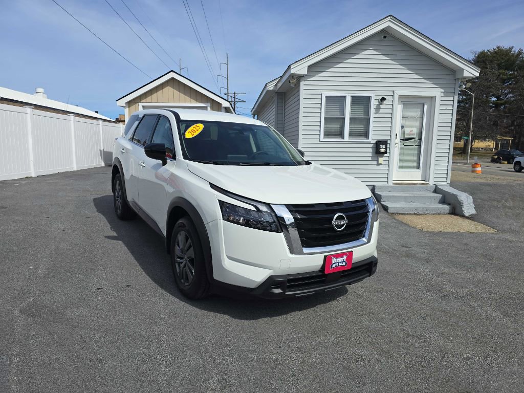 Used 2025 Nissan Pathfinder S image 2