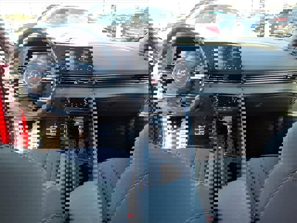 Certified 2025 Hyundai Elantra Sport image 4