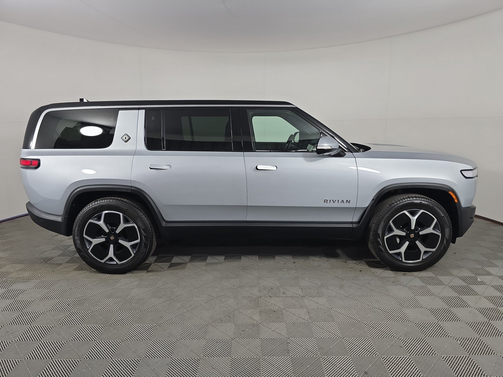 Used 2024 Rivian R1S Adventure AWD/4WD image 6