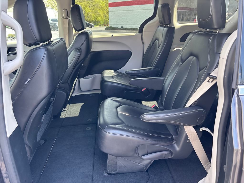 Used 2023 Chrysler Pacifica Touring-L image 27