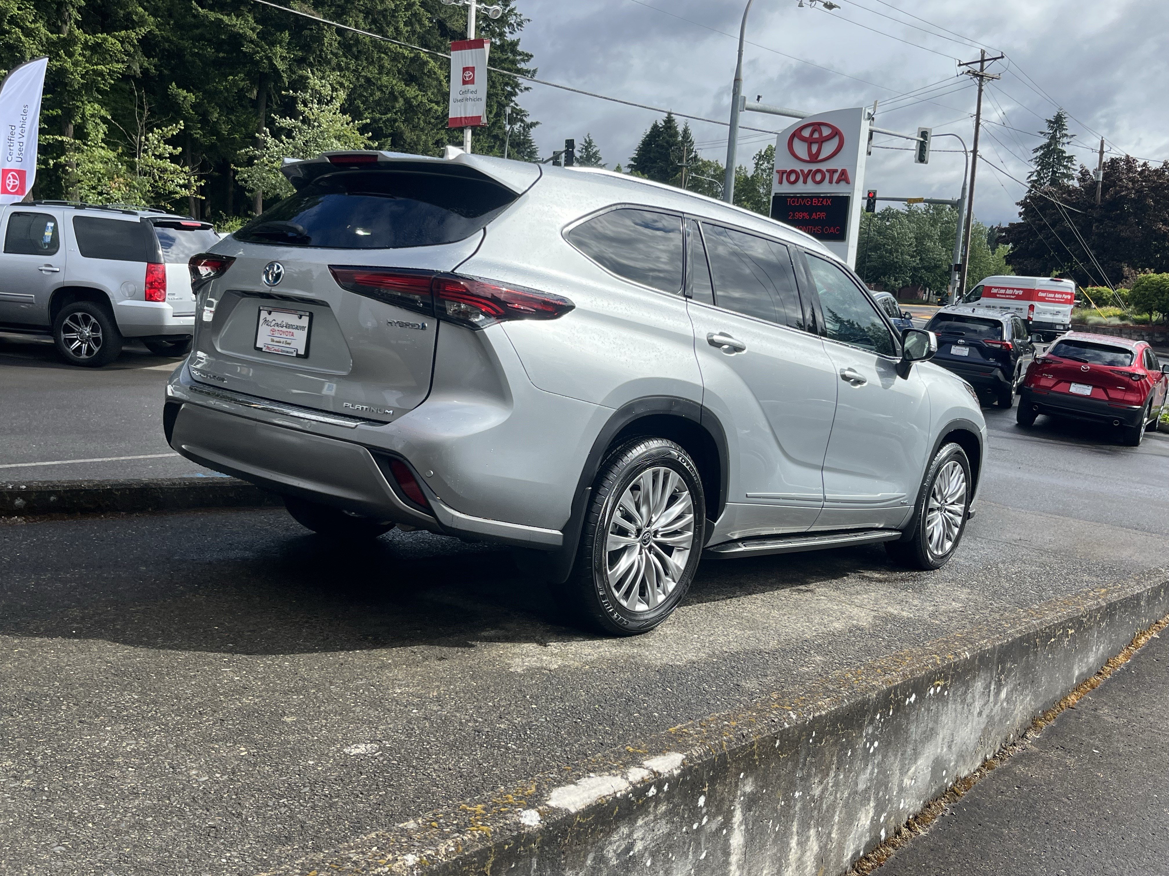 Used 2024 Toyota Highlander Platinum AWD/4WD image 8