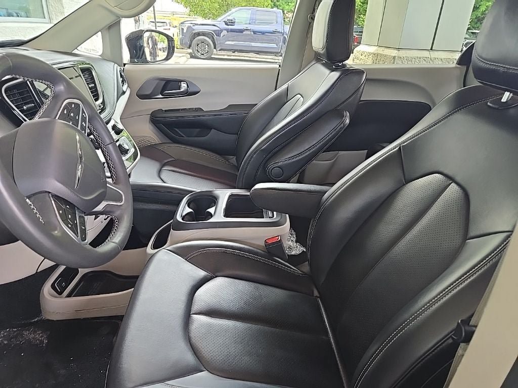 Used 2024 Chrysler Pacifica Limited FWD image 4