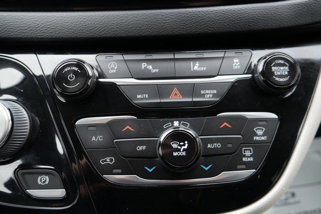 Used 2022 Chrysler Pacifica Touring-L image 17