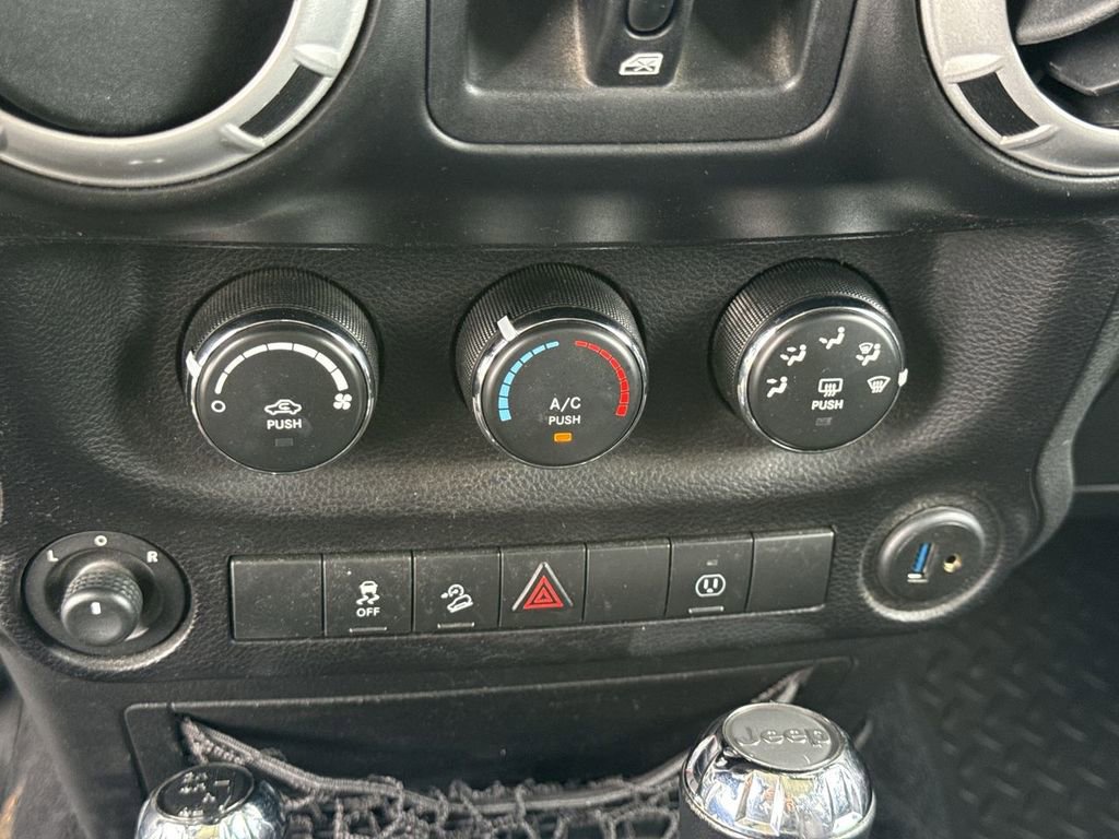 Used 2014 Jeep Wrangler Unlimited Sahara w/ Connectivity Group AWD/4WD image 28