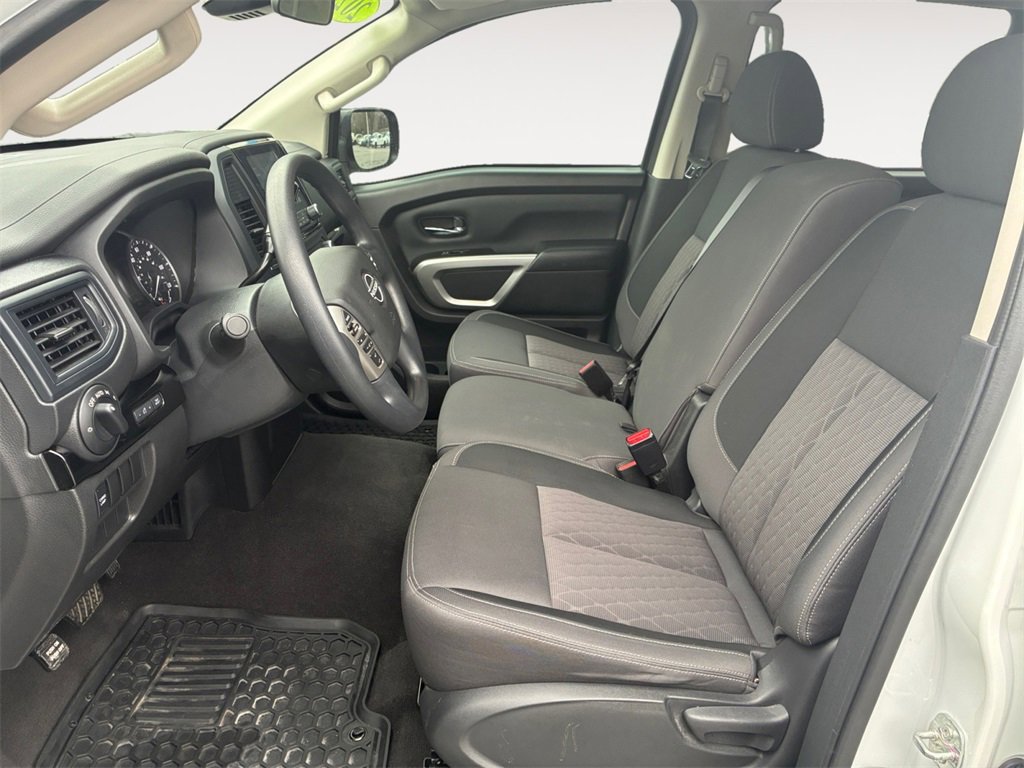 Used 2024 Nissan Titan SV image 9