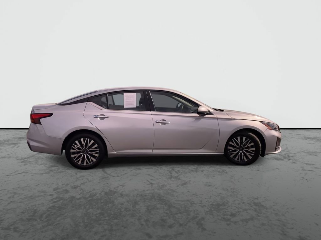 Used 2023 Nissan Altima 2.5 SV image 9