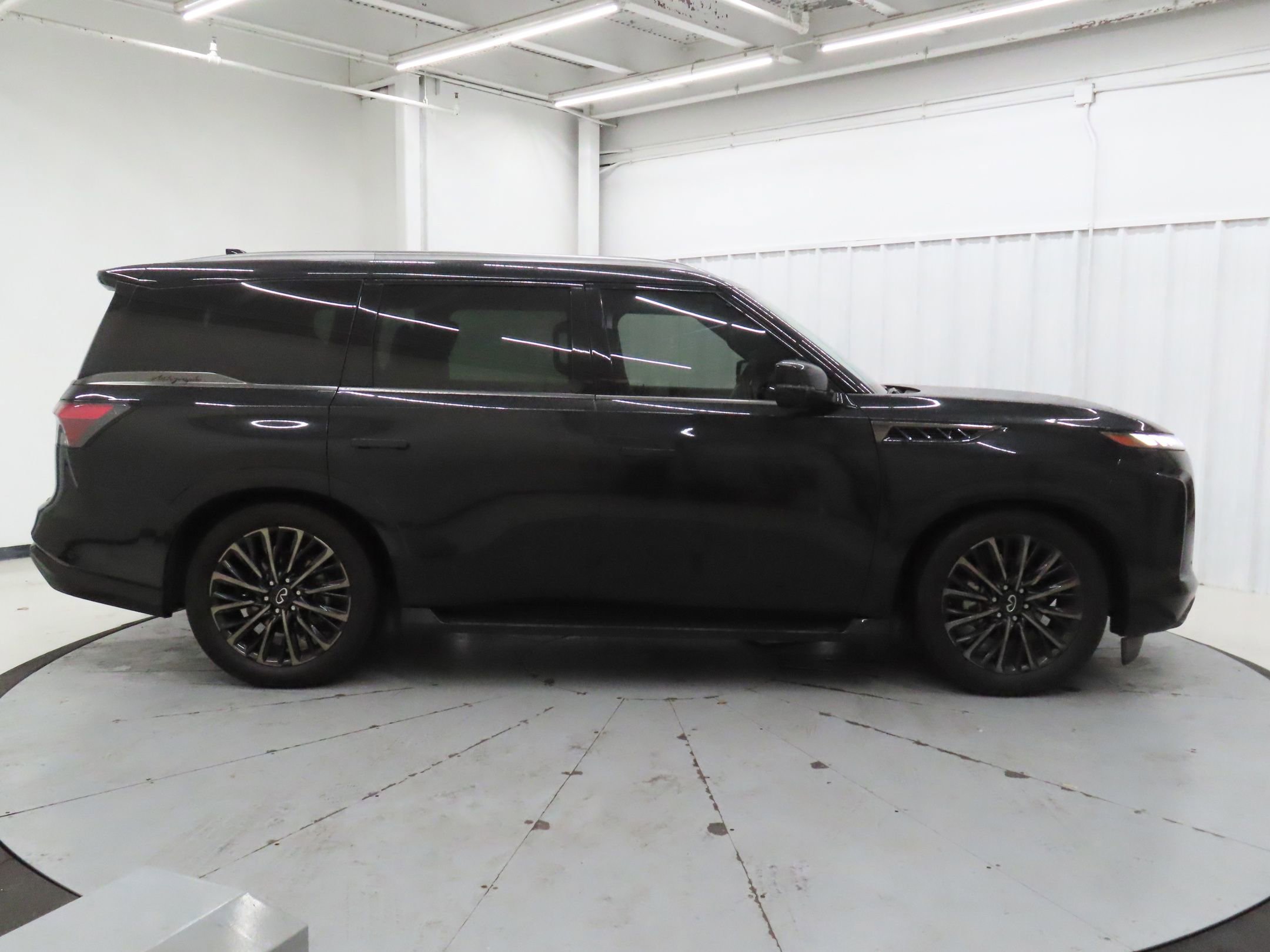 Used 2025 INFINITI QX80 Autograph image 2
