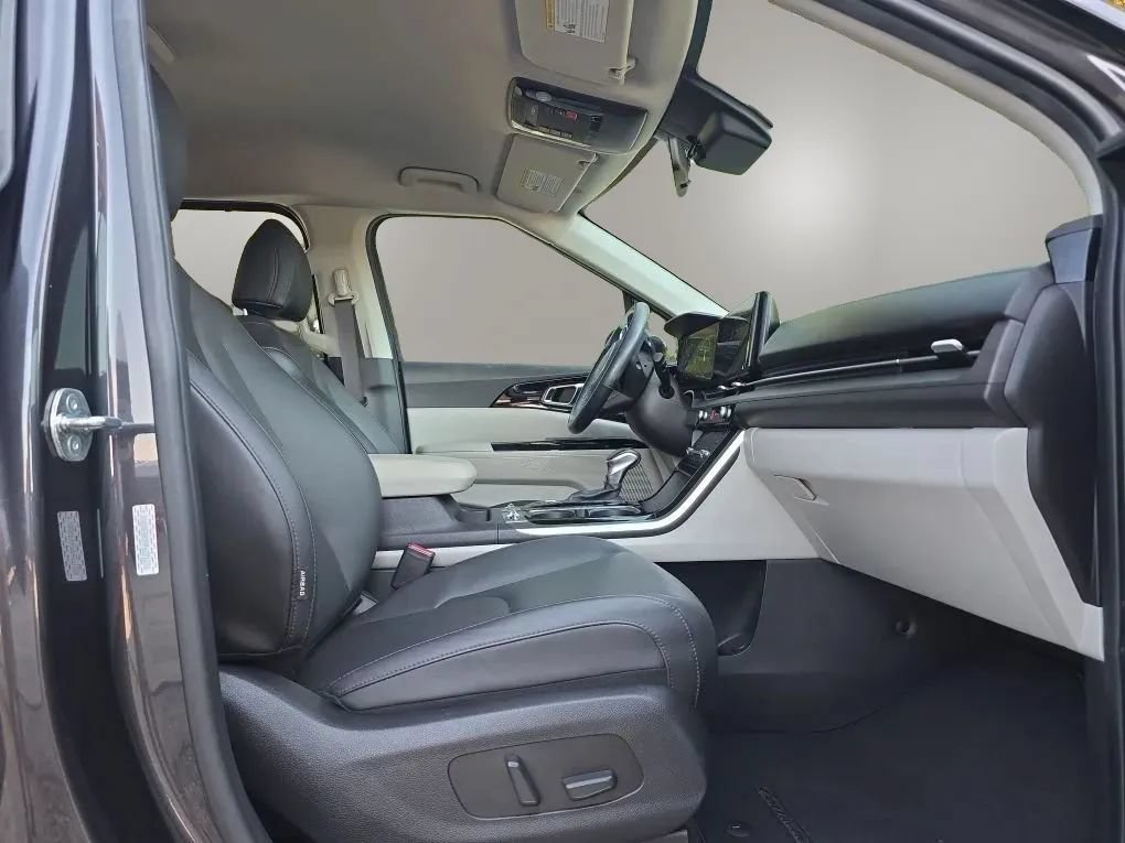 Used 2023 Kia Carnival SX FWD image 44