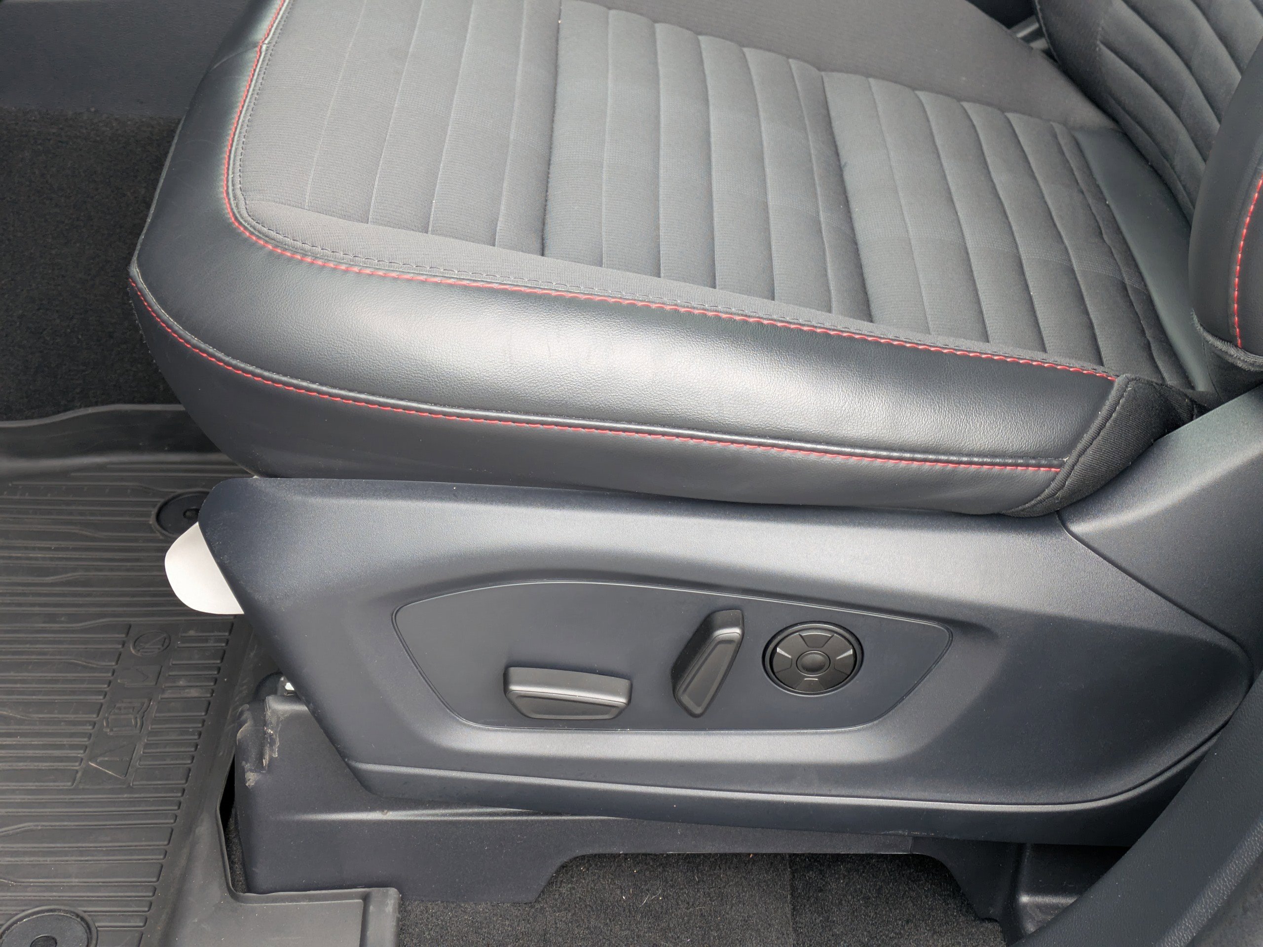 Used 2025 Ford Explorer ST-Line w/ Premium Package image 26