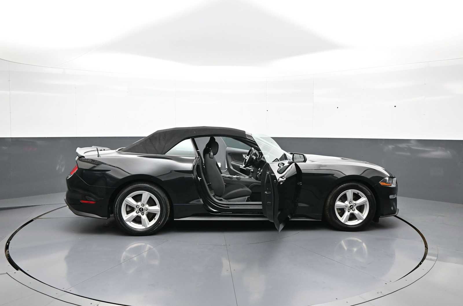 Used 2019 Ford Mustang Convertible RWD image 43