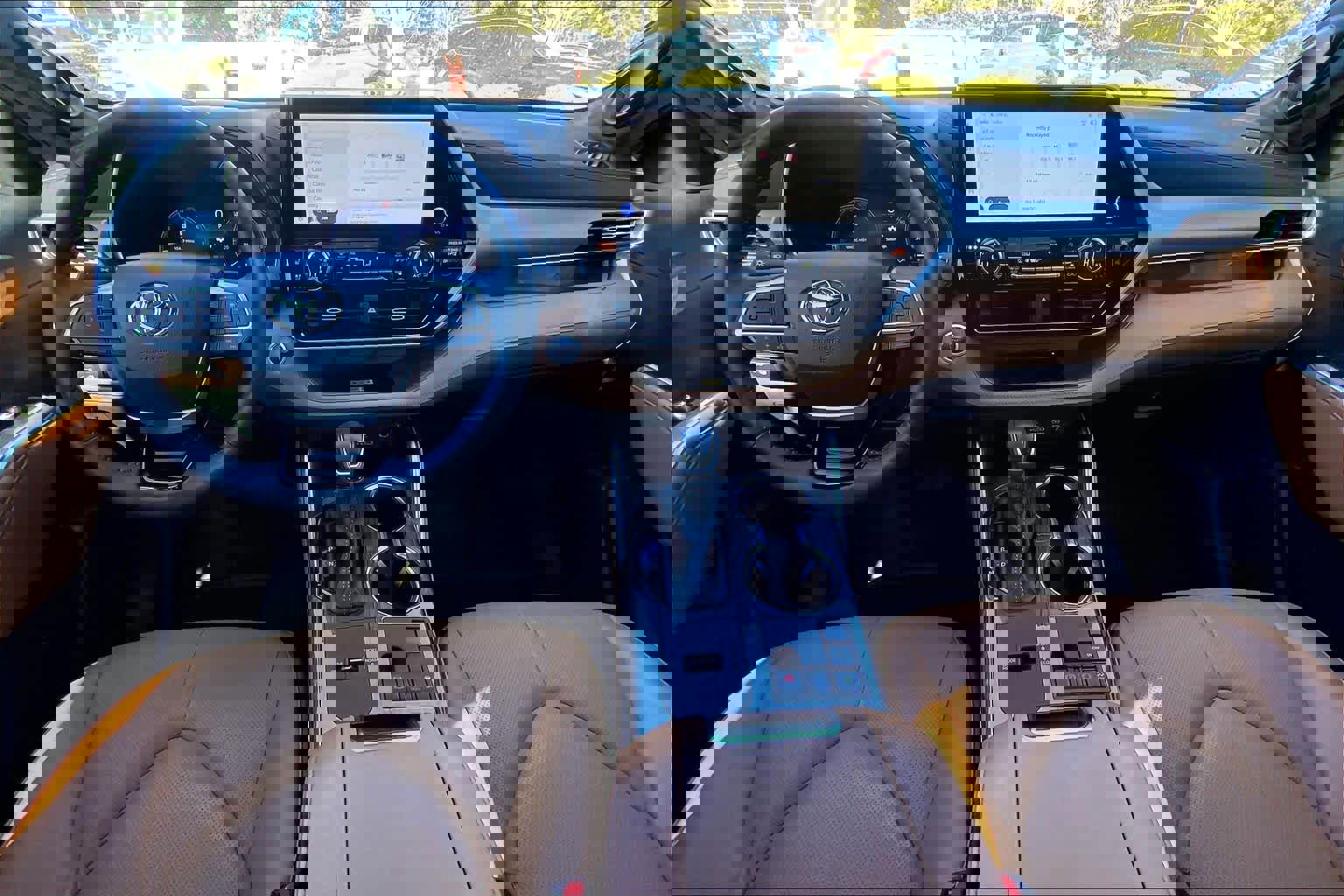 Used 2024 Toyota Highlander Platinum image 16